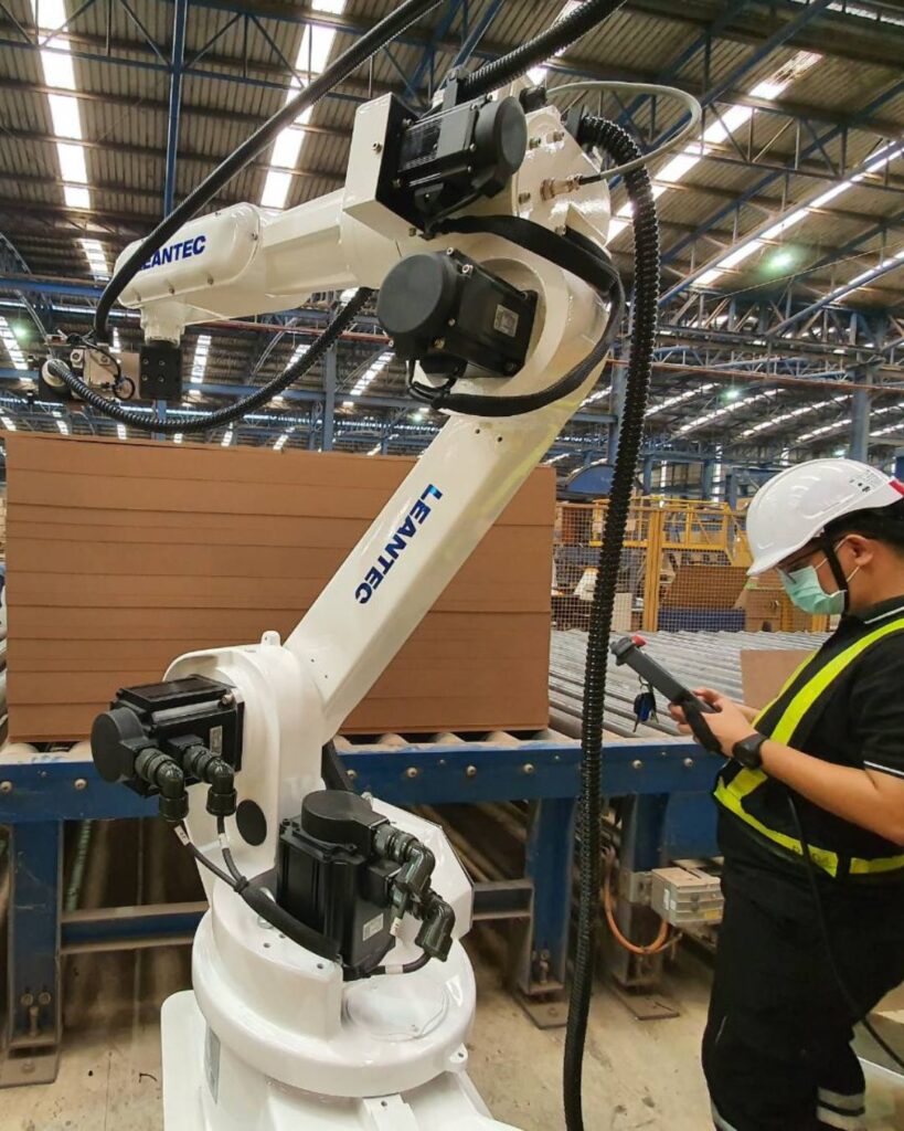 งาน Robot สำหรับติดตั้งเครื่องพิมพ์แผ่นไม้อัด1